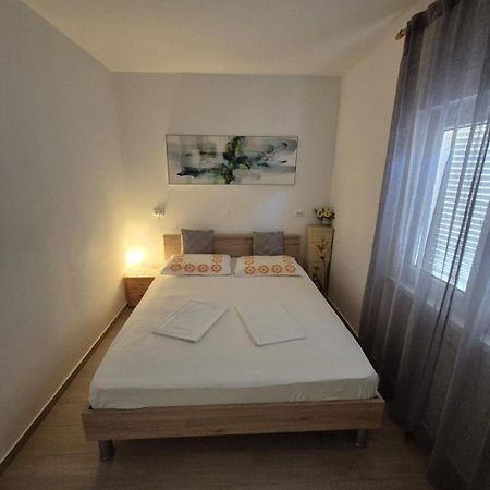 Apartman Davorka Karlobag Buitenkant foto